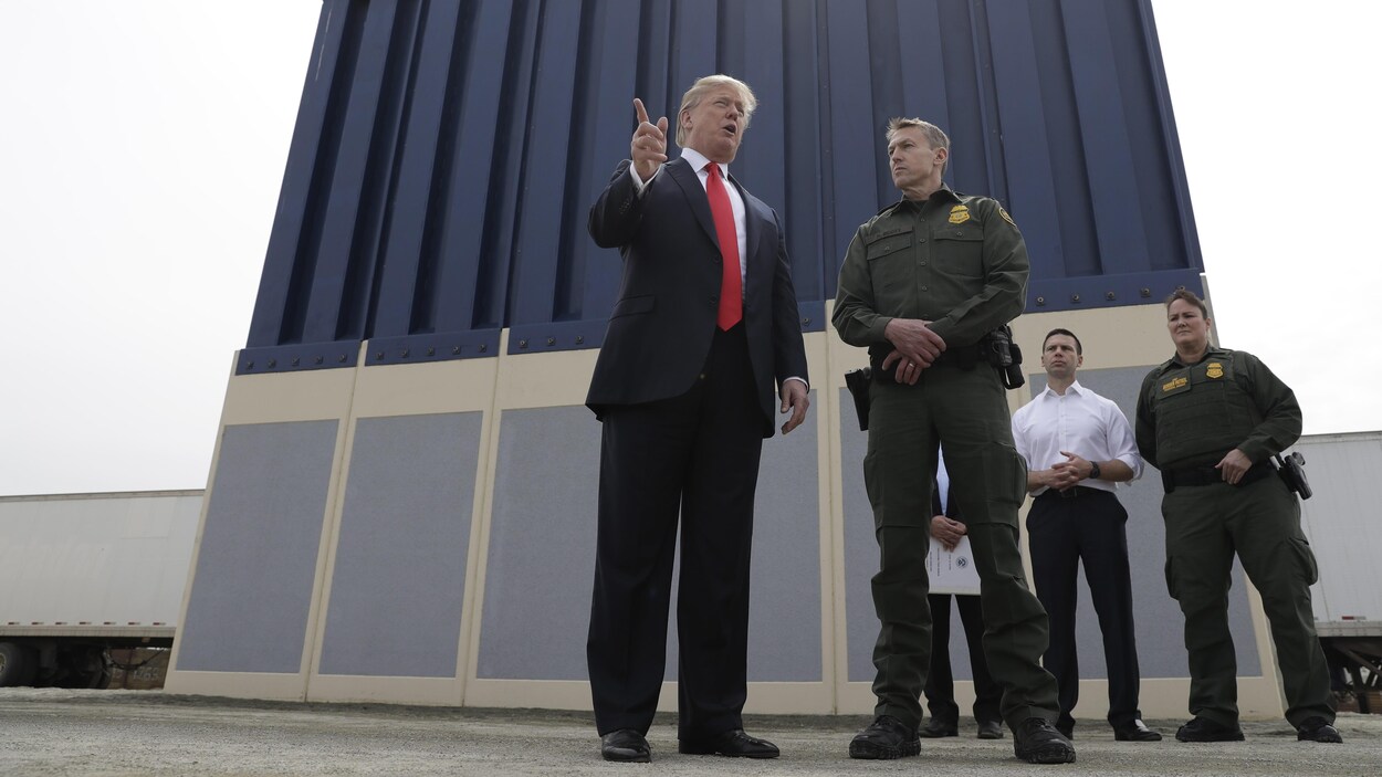 M. Trump près de la frontière avec le Mexique à Otay Mesa. M. Trump près de la frontière avec le Mexique à Otay Mesa.