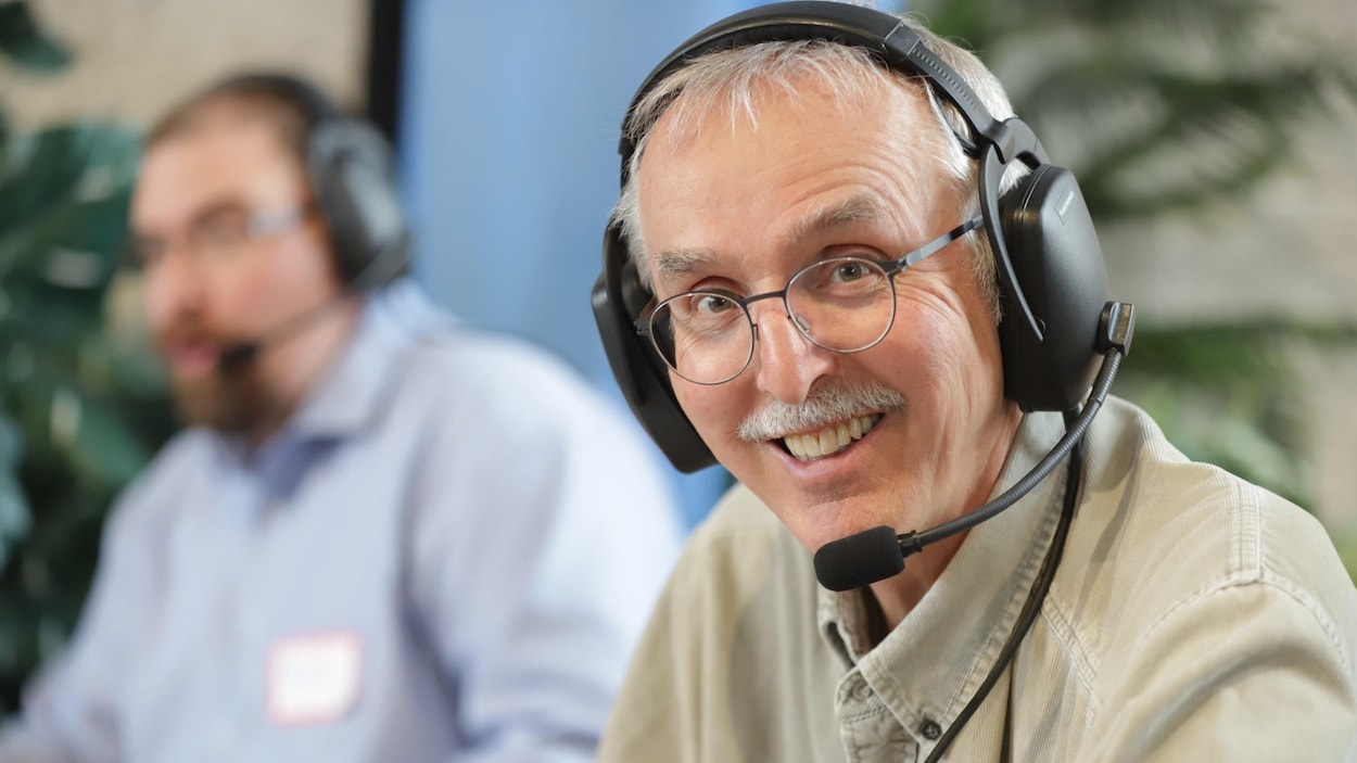 Le président de la Fondation fransaskoise Roger Lepage lors de sa présence au centre d'appels du Francothon à Regina.