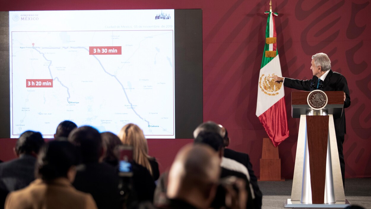 Le président mexicain Andrés Manuel Lopez Obrador derrière un lutrin.