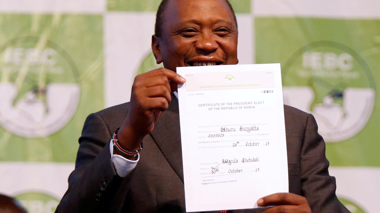 Uhuru Kenyatta montre un document attestant de sa victoire à l’élection présidentielle du Kenya. Uhuru Kenyatta montre un document attestant de sa victoire à l’élection présidentielle du Kenya.