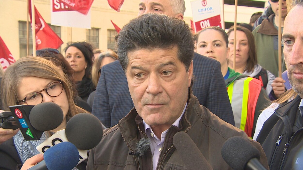 Plan moyen de Jerry Dias en point de presse lors d'une manifestation.