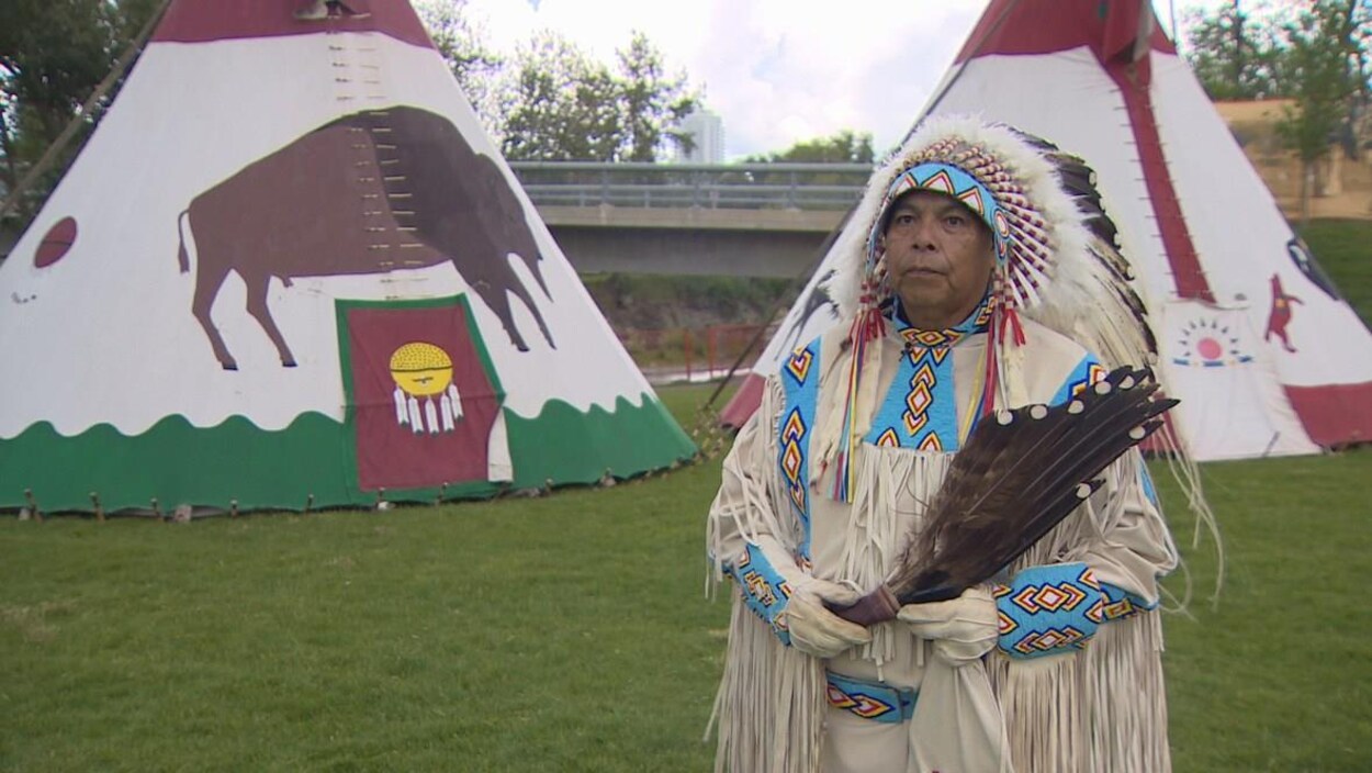 Lowa Beebe, en costume traditionnel, se tient dans le Village indien du Stampede de Calgary. Lowa Beebe, en costume traditionnel, se tient dans le Village indien du Stampede de Calgary.