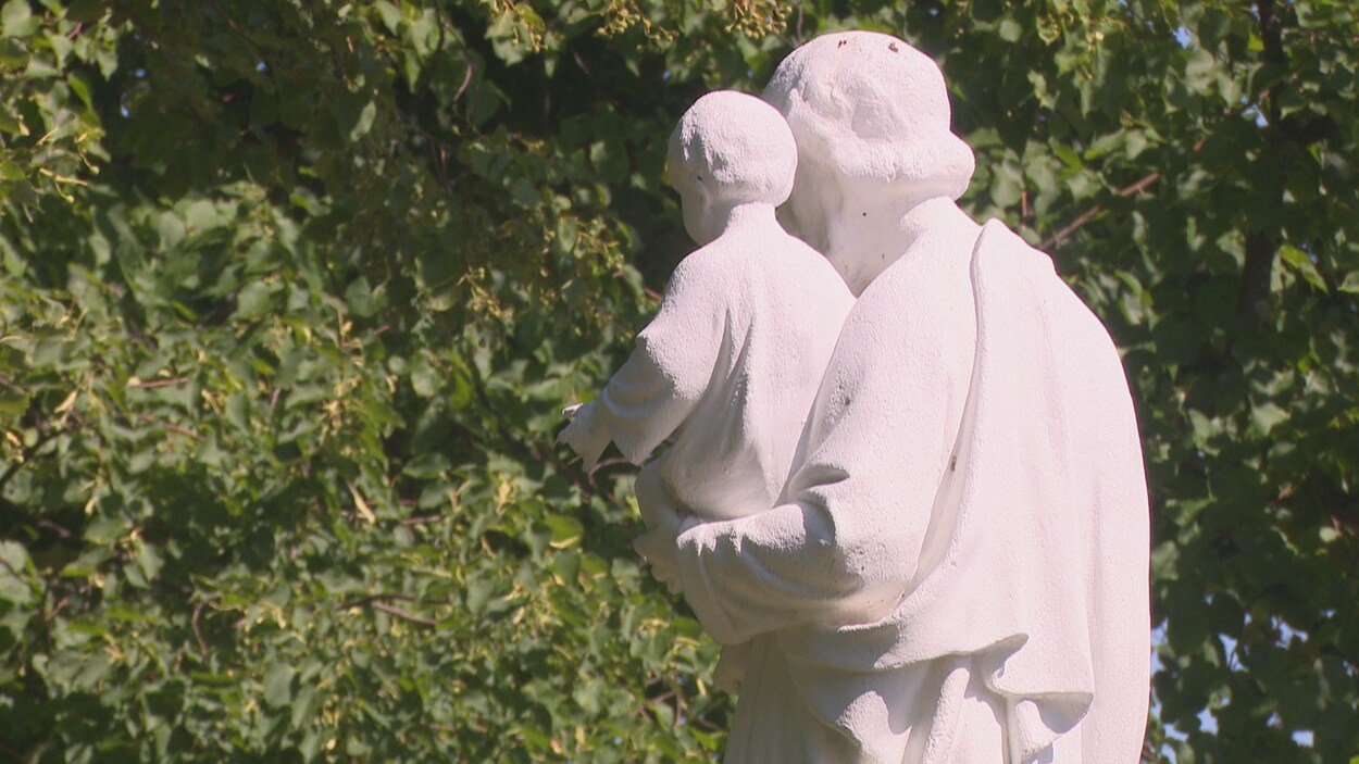 Une statue religieuse dans le parc de l'évêché.