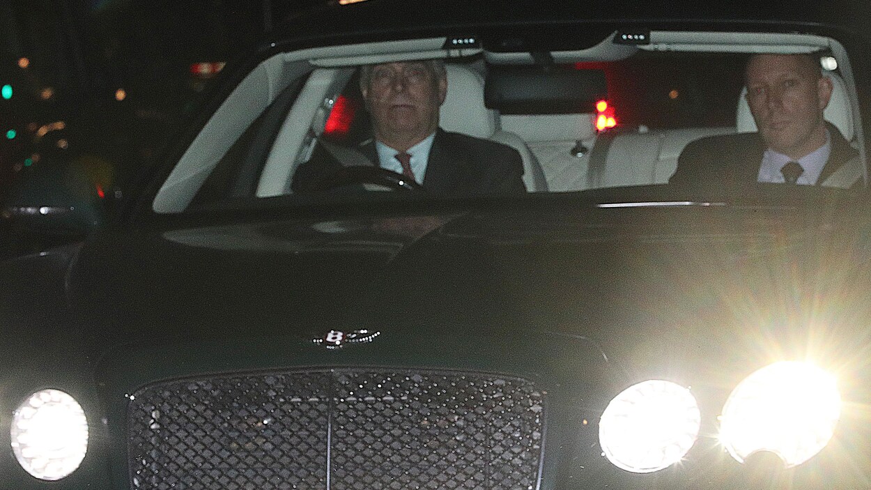 Le prince Andrew dans une voiture.