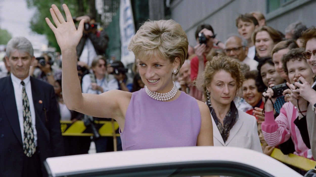 Diana, la princesse de Galles, au moment où elle quitte le Victor Chang Cardiac Research Institute à Sydney en novembre 1996. Elle salue la foule.