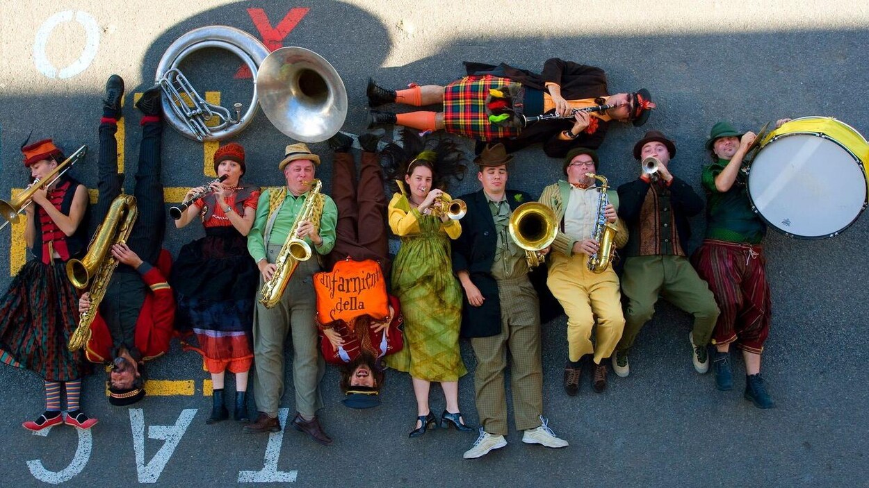 La fanfarniente della Strada jouera aux jardins de l'Hôtel-de-Ville, le samedi 19 mai, entre 13h30 et 15h30. On y voit les 11 musiciens de cette fanfare colorée.