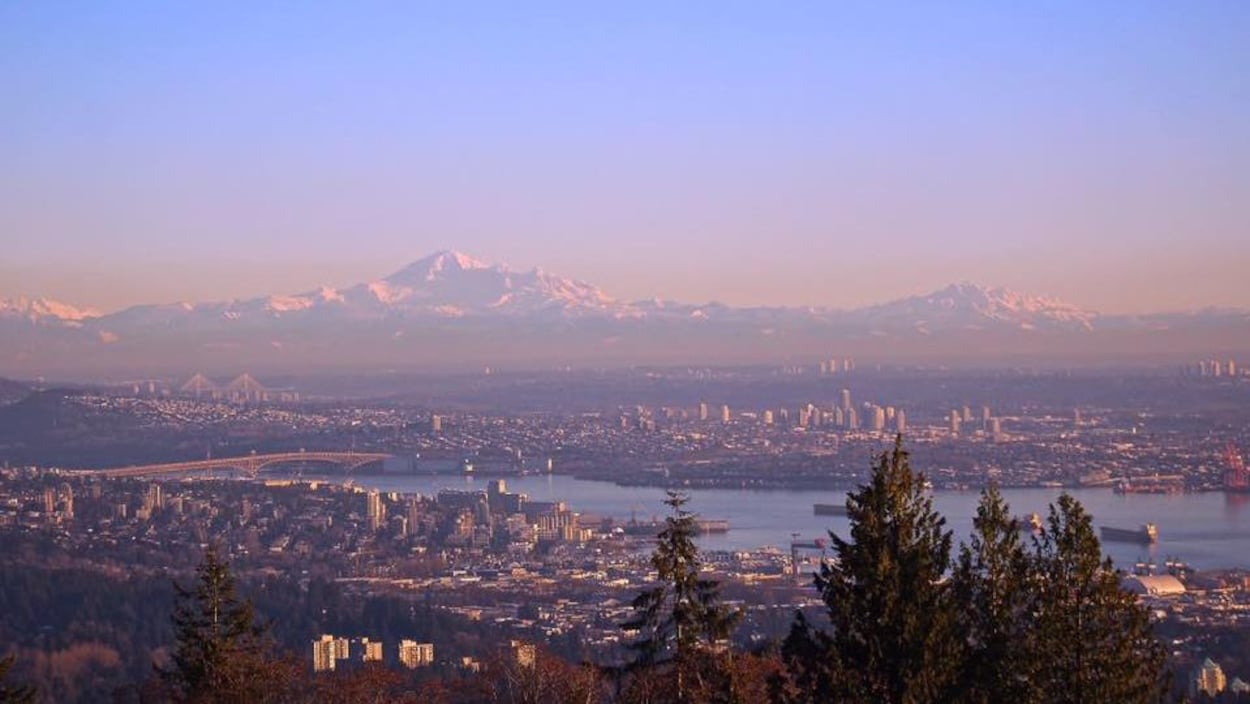 Vue de North Vancouver, Vancouver, Burnaby, et la vallée du Fraser, avec le mont Baker en arrière-plan.