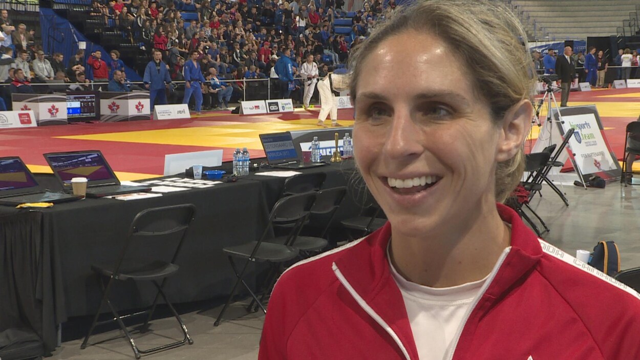 Priscilla Gagné en entrevue avec le tatami derrière elle