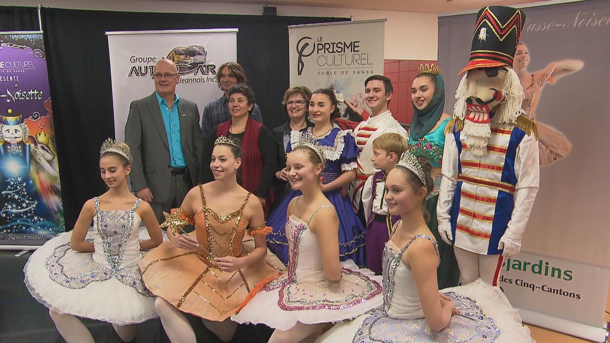 Des membres du ballet Casse-Noisette et des représentants du Prisme culturel posent pour les caméras.