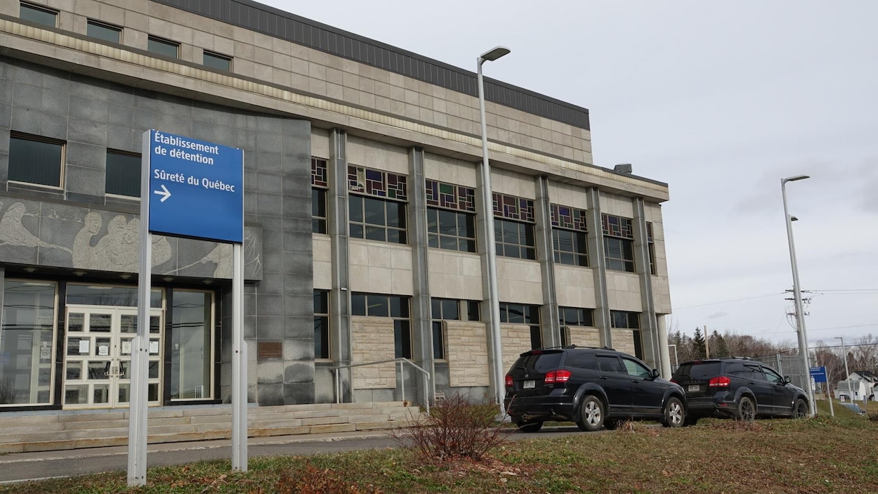 Devant le palais de justice de New Carlisle, un panneau indique la direction du centre de détention.