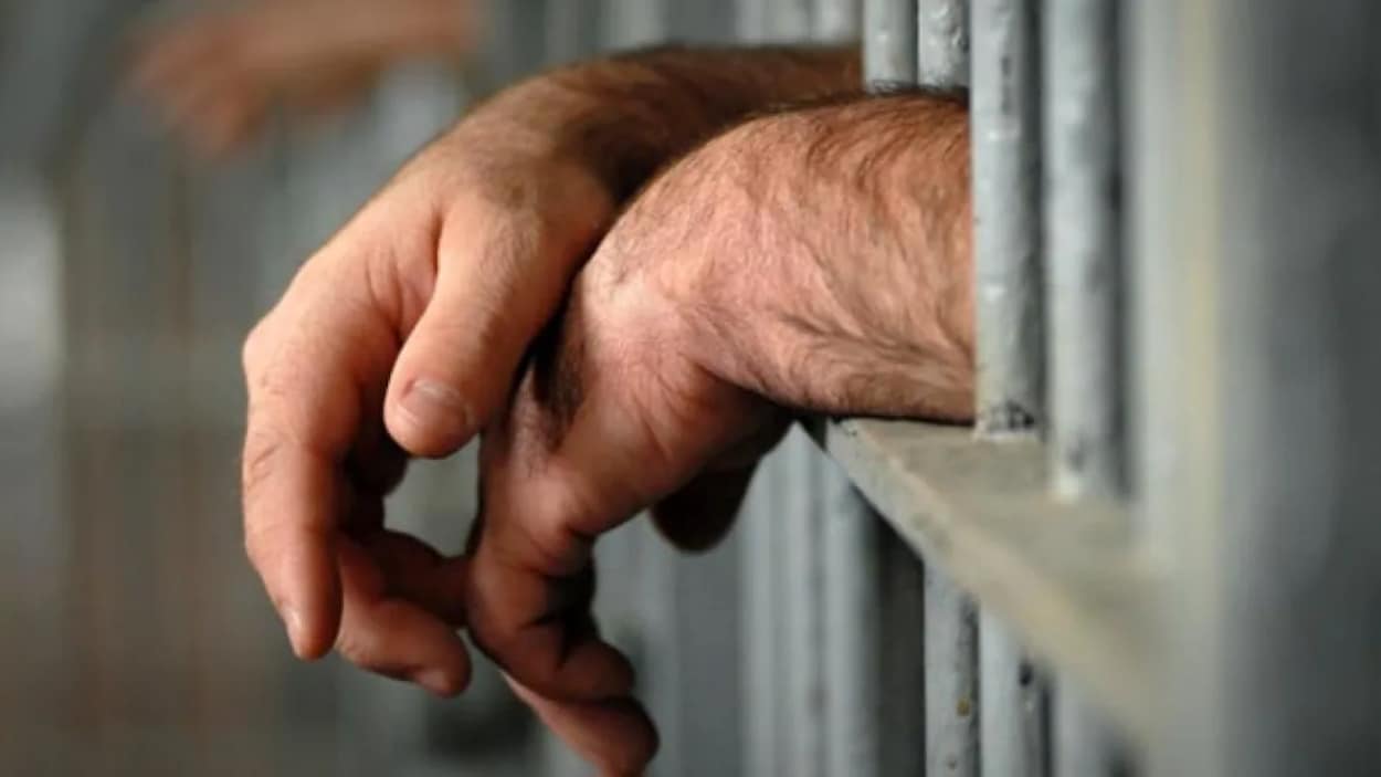 Les détenus confinés en cellule 2 heures plus tôt dans les prisons québécoises