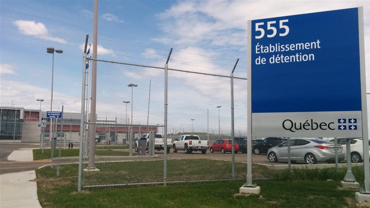 Une affiche se trouve à proximité du stationnement de la prison de Roberval.