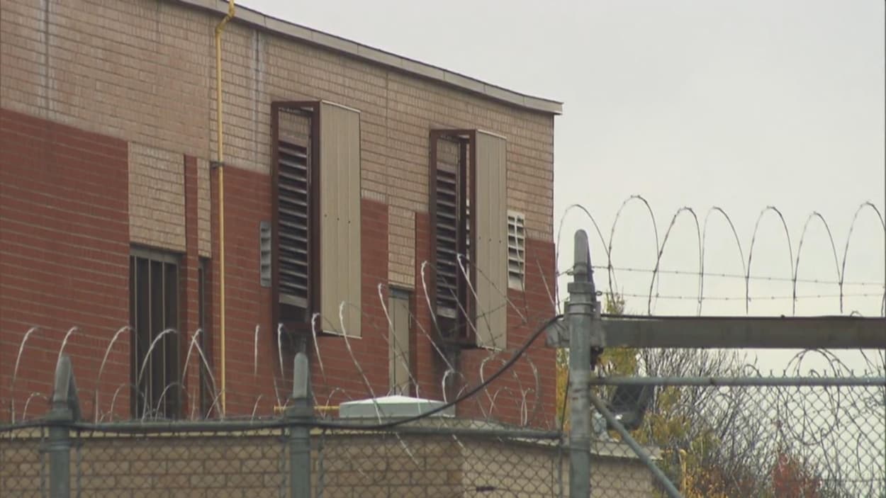 Des barbelés sur le toit de la prison de Trois-Rivières.