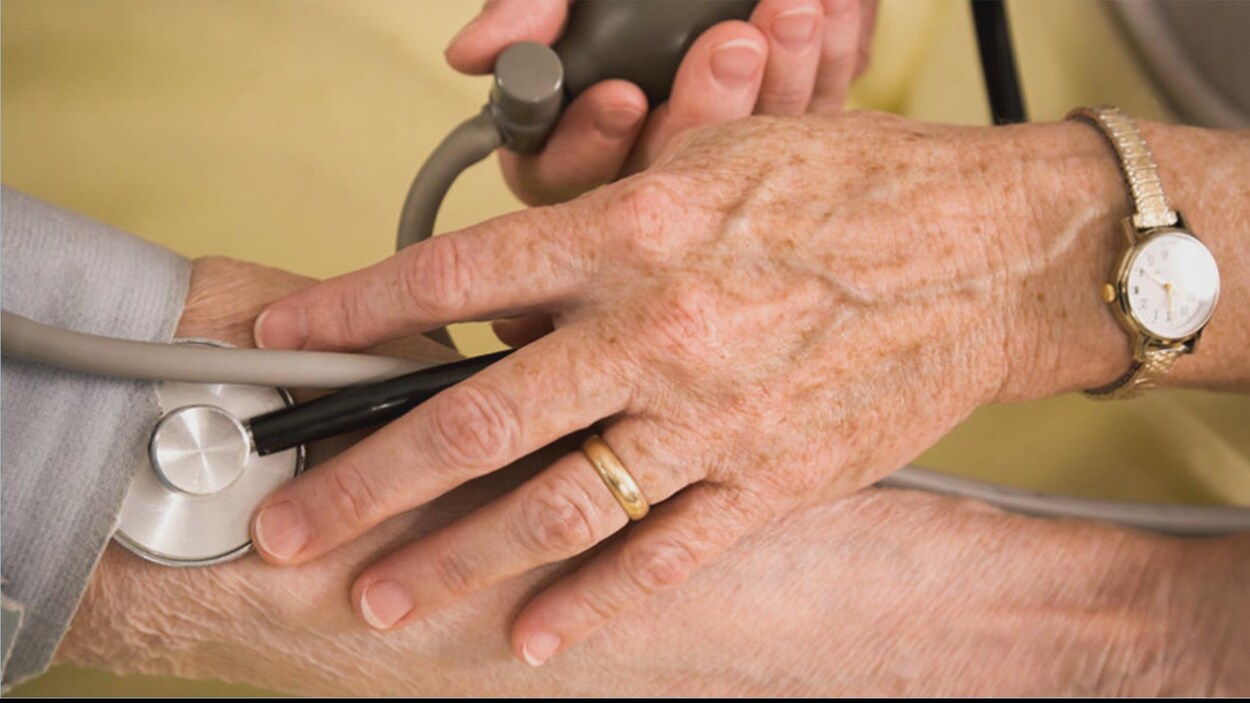 Un patient se fait prendre sa pression.