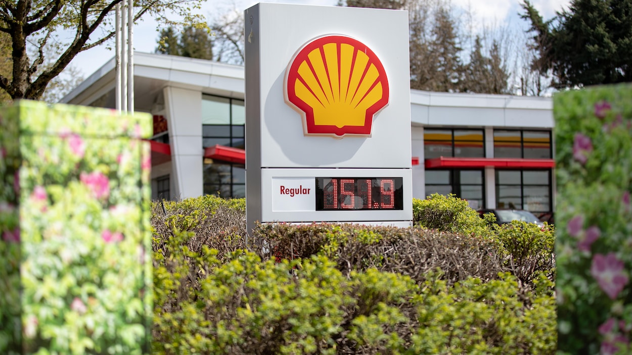 Affichage du prix de l'essence d'une station essence Shell. Le prix affiché est de 1,519$.