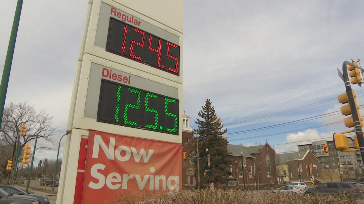 Un panneau d'affichage numérique du prix régulier de l'essence et du diesel.