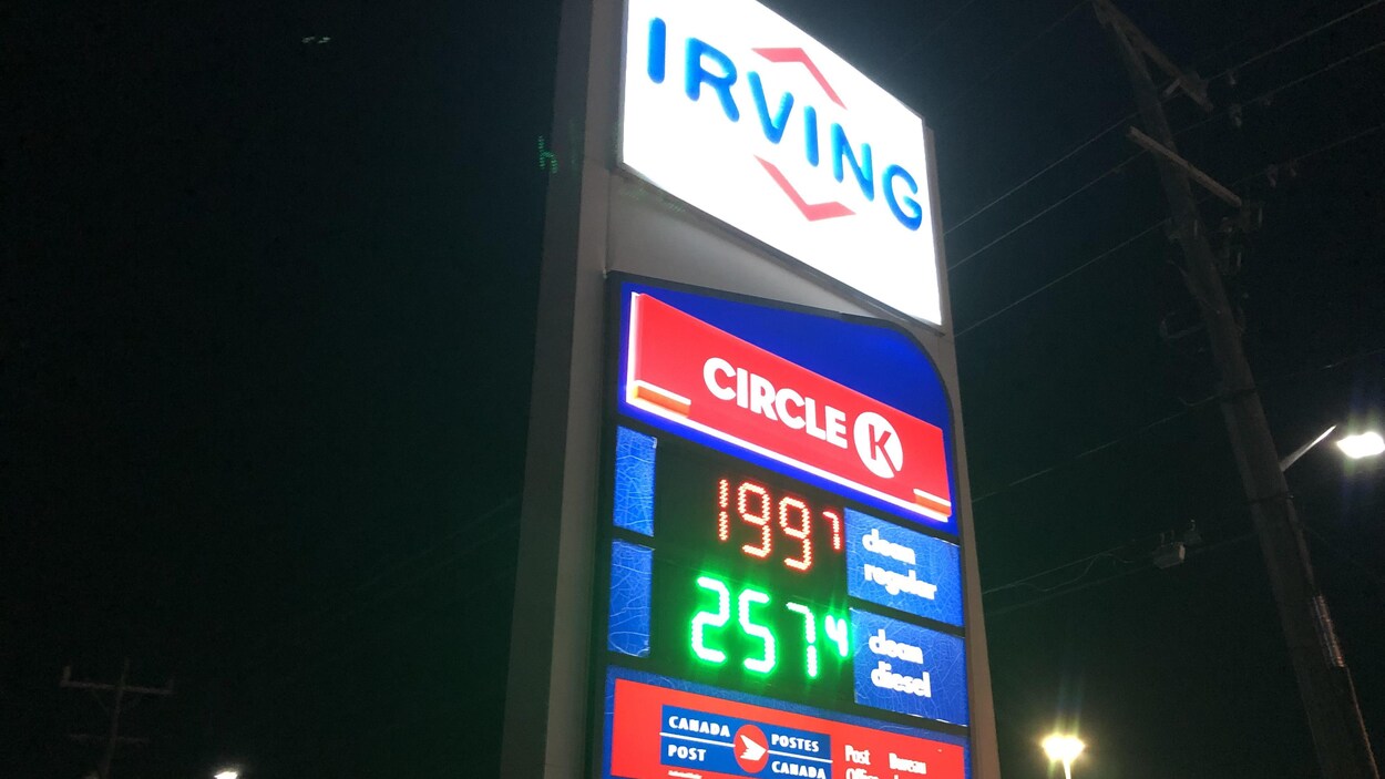 Enseigne du prix de l'essence d'une station-service Irving.