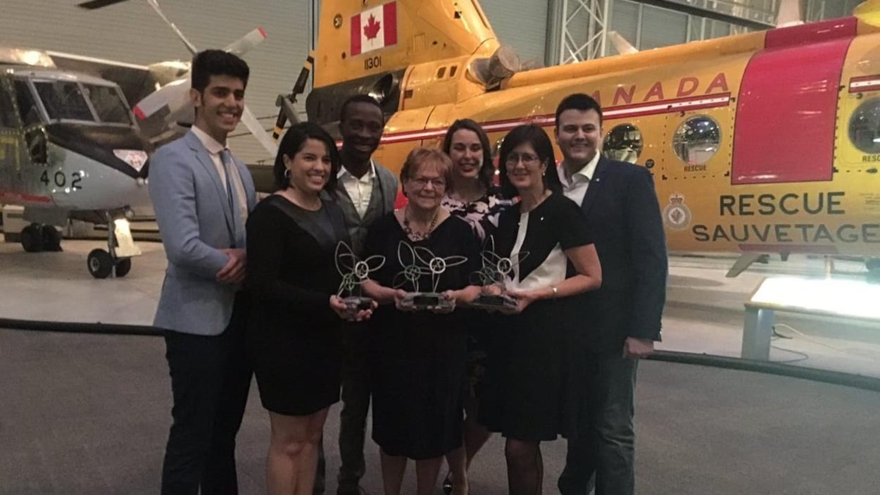Les récipiendaires des prix de reconnaissance au gala de l'AFO, notamment Soukaina Boutiyeb, Tréva Cousineau, et Linda Cardinal.