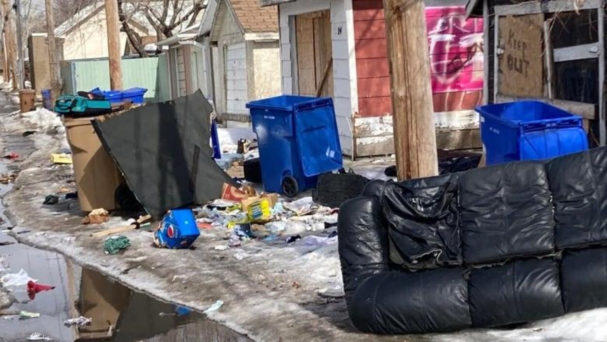 Utilisation abusive du local poubelles rue des prêtres – Comités de  Quartiers