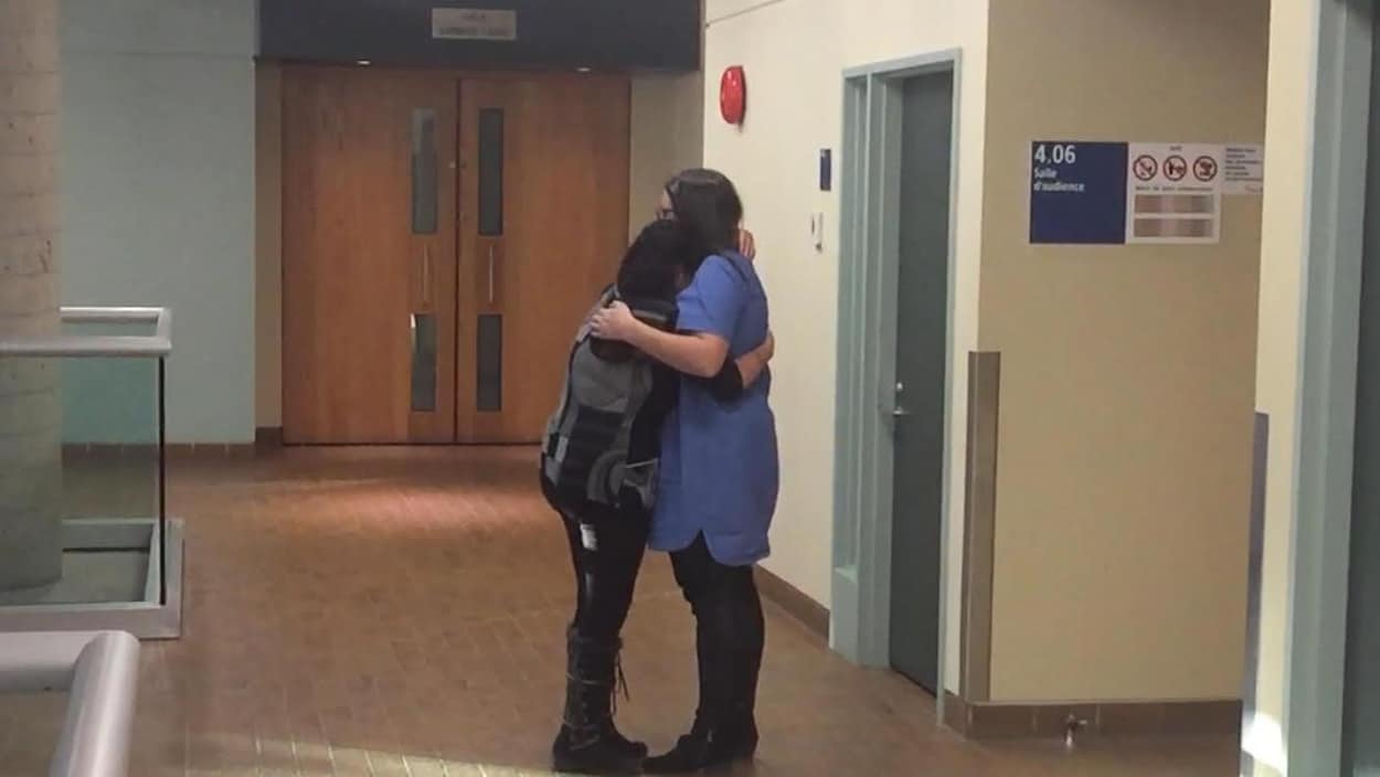 La veuve du camionneur dans les bras de sa fille à la sortie de la salle d’audience après son témoignage éprouvant. La veuve du camionneur dans les bras de sa fille à la sortie de la salle d’audience après son témoignage éprouvant.