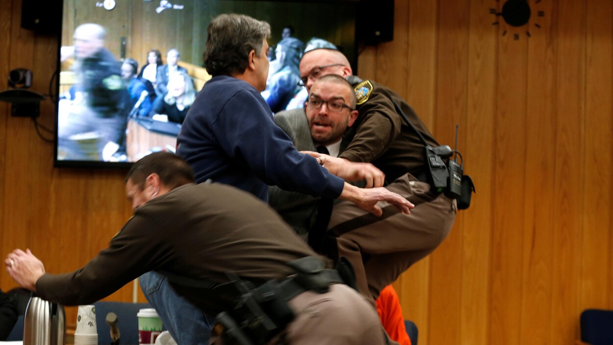 Randall Margraves est rejoint par un agent juste agent d'atteindre Larry Nassar. Randall Margraves est rejoint par un agent juste agent d'atteindre Larry Nassar.