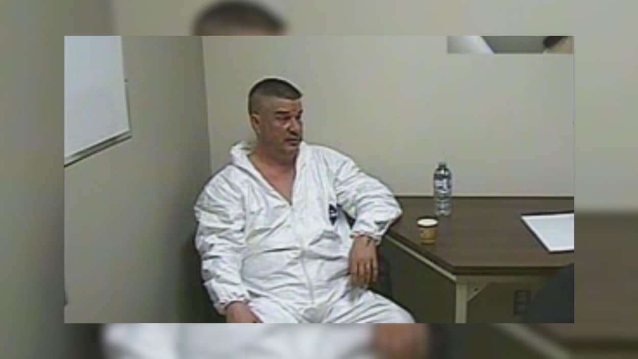 Pascal Gagnon vêtu d'un habit blanc de prisonnier.