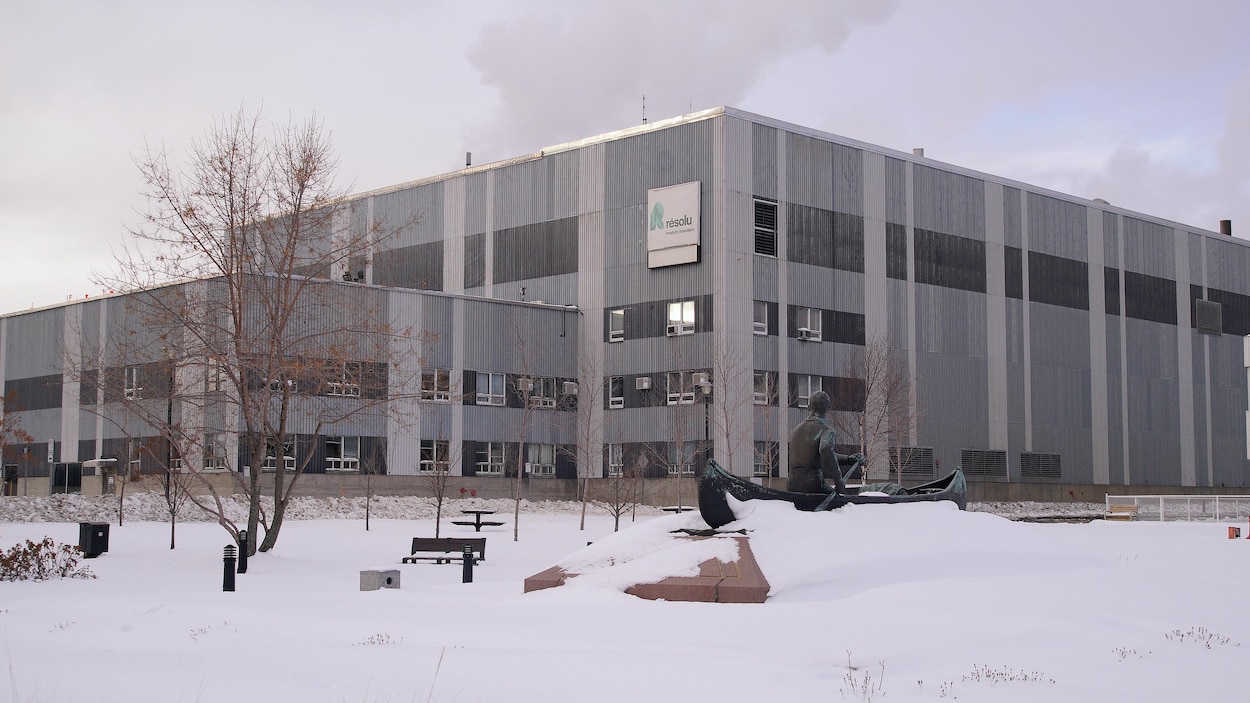 Produits forestiers Résolu possède une usine de papier journal à Baie-Comeau.