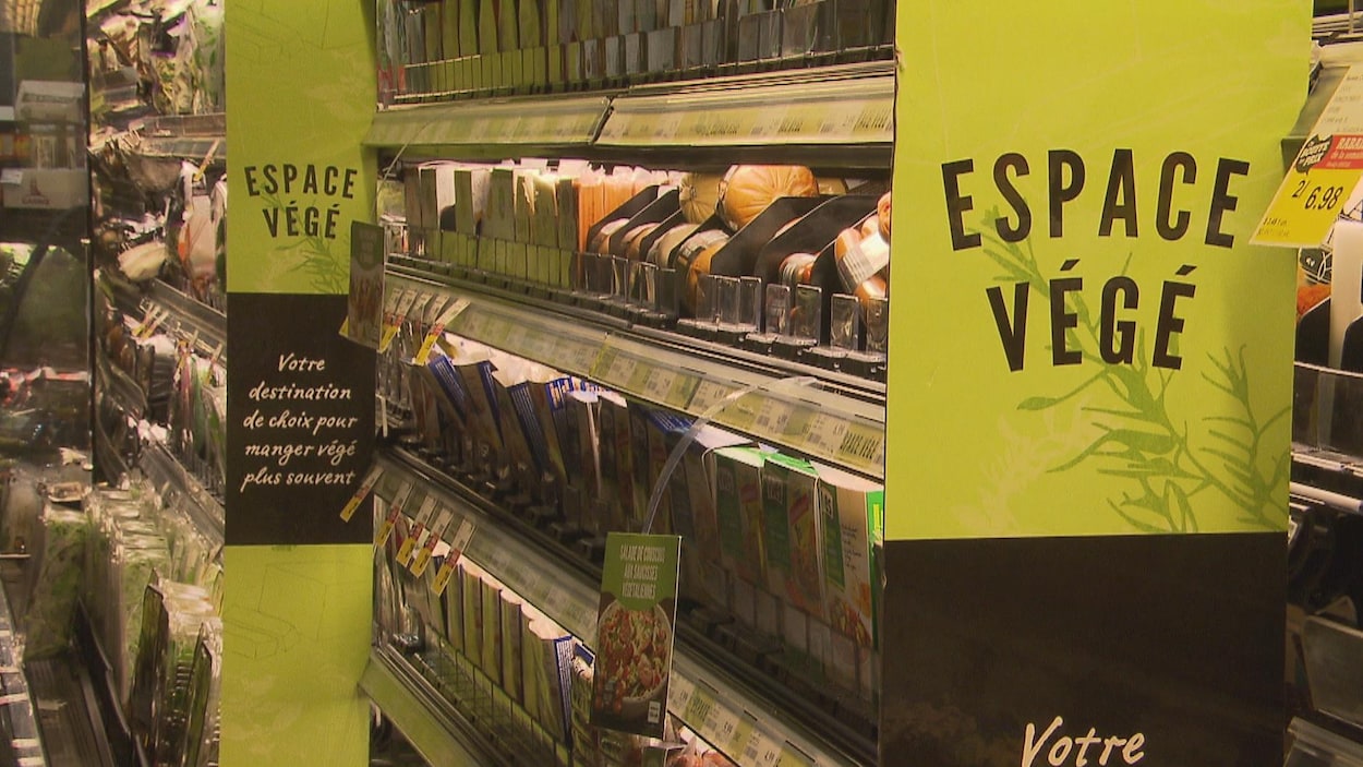 Un étalage réfrigéré constitué de produits végés.