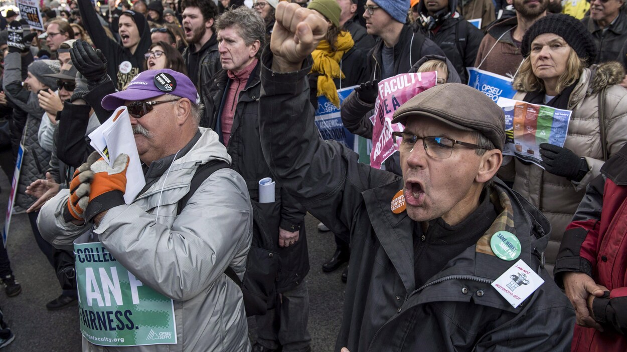 Des enseignants en grèeve manifestent.