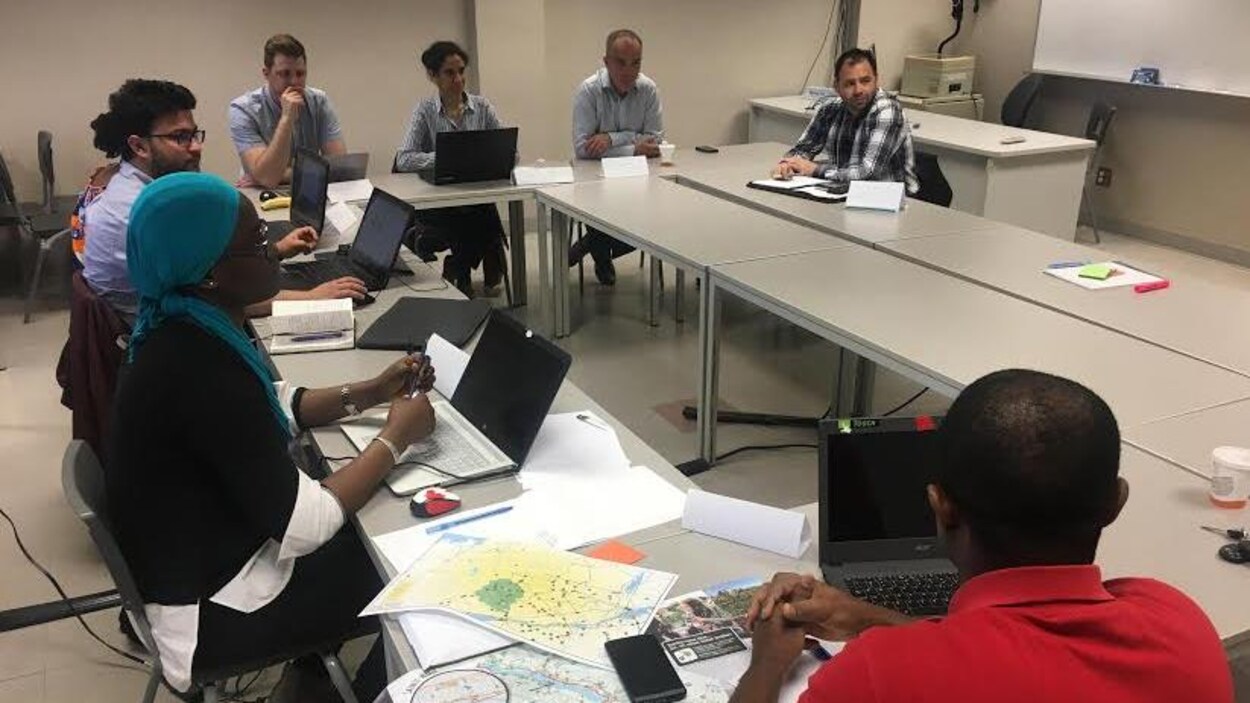 Des étudiants et des entrepreneurs sont assis sur des chaises, devant des tables de travail, à l’intérieur d’une salle de classe. Les étudiants prennent des notes à l’aide d’un ordinateur portable.