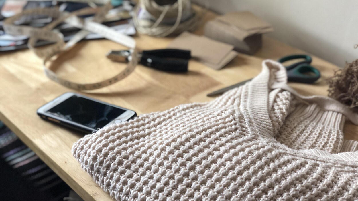Gros plan sur un chandail à grosses mailles sur une table.
