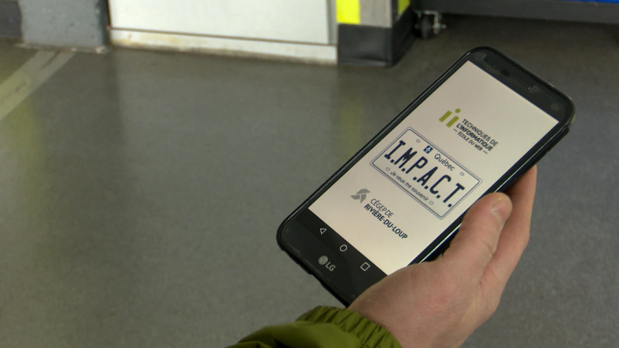 Un téléphone mobile avec l'application IMPACT ouverte.