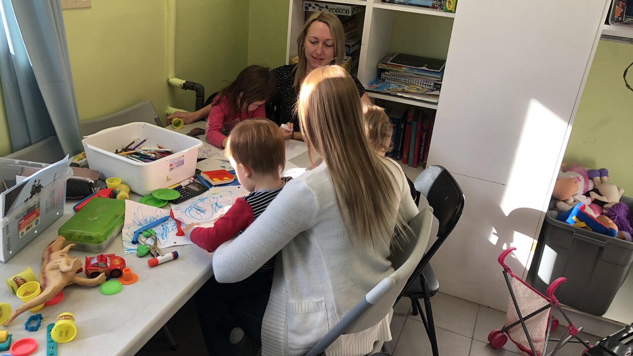 Annie l'Espérance dans le local qui sert au projet de l'Office municipal d'habitation de Rouyn-Noranda.