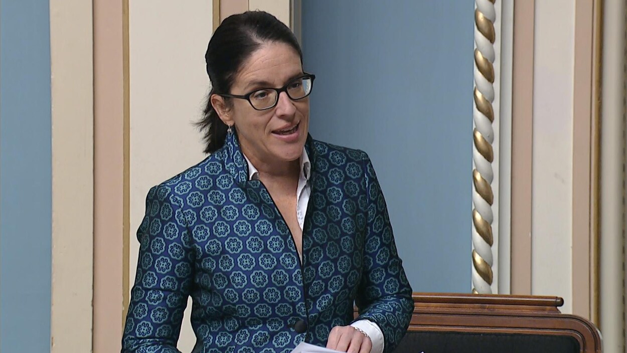 Sonia LeBel s'adresse à ses collègues députés à l'Assemblée nationale.