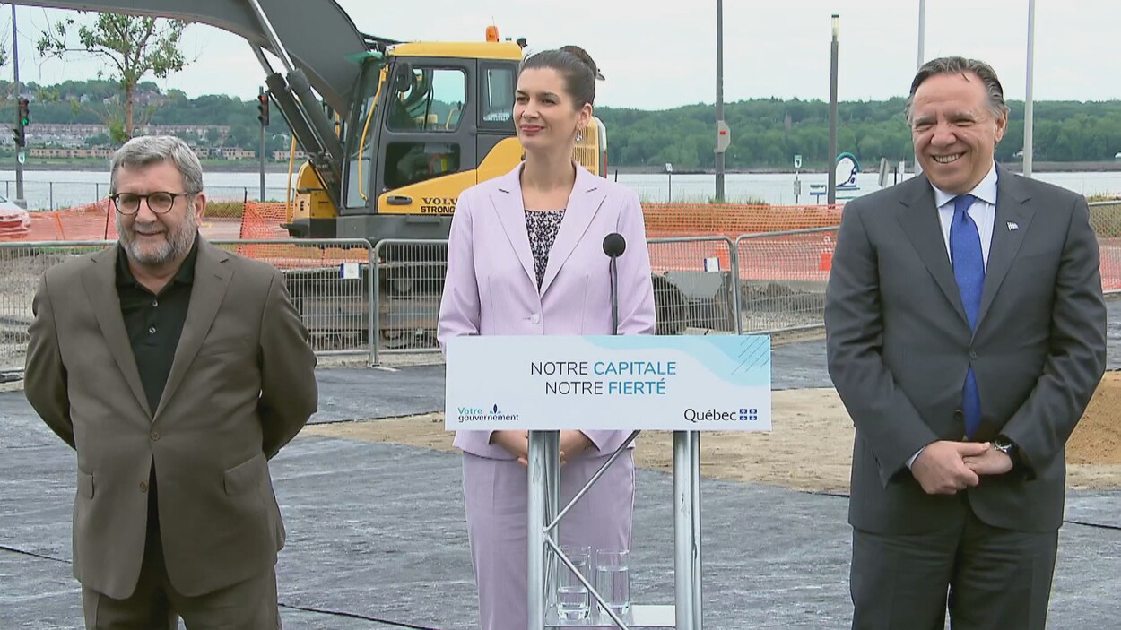 Le maire Régis Labeaume, la vice-première ministre Geneviève Guilbeault et le premier ministre François Legault sur le chantier de construction de la promenade Samuel-De Champlain