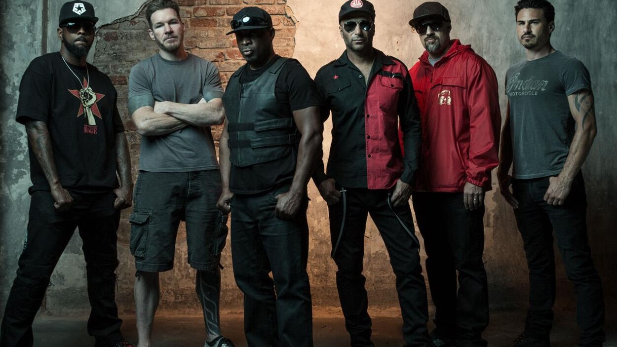 Les cinq membres du groupe font face à la caméra. Les cinq membres du groupe font face à la caméra.