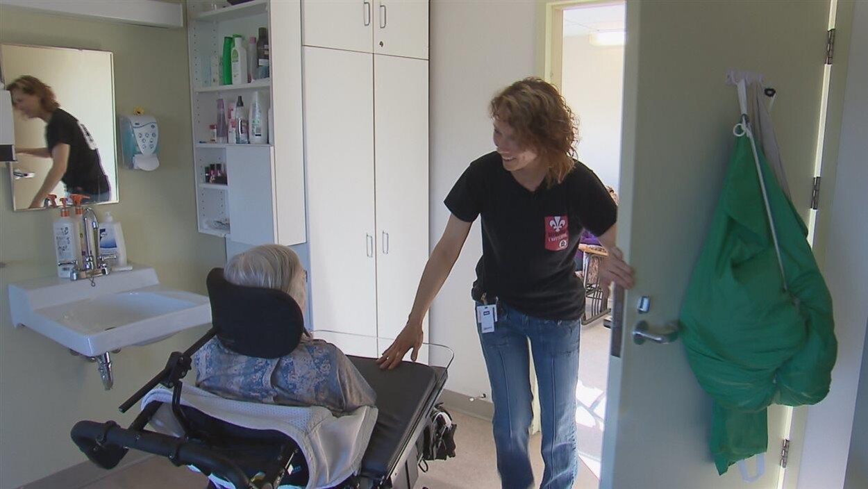 Les préposés aident les bénéficiaires dans leurs déplacements.
