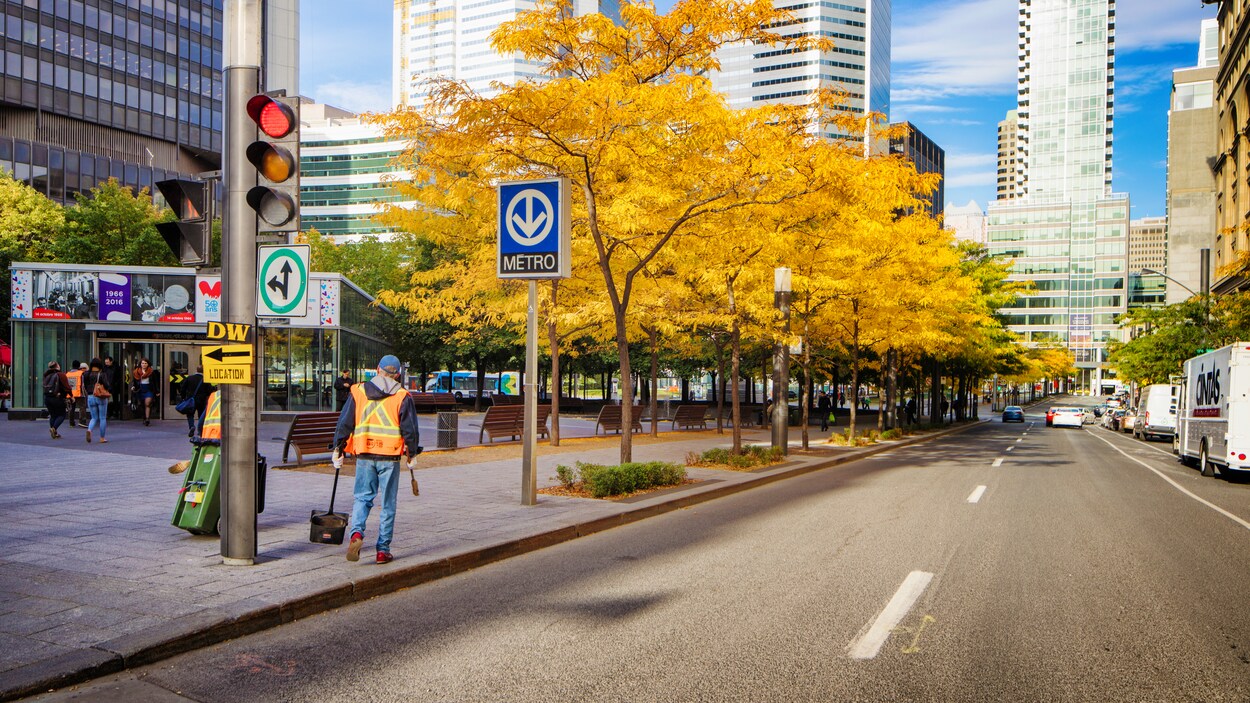 Deux employés nettoient une rue du centre-ville par une belle journée d'automne. Deux employés nettoient une rue du centre-ville par une belle journée d'automne.