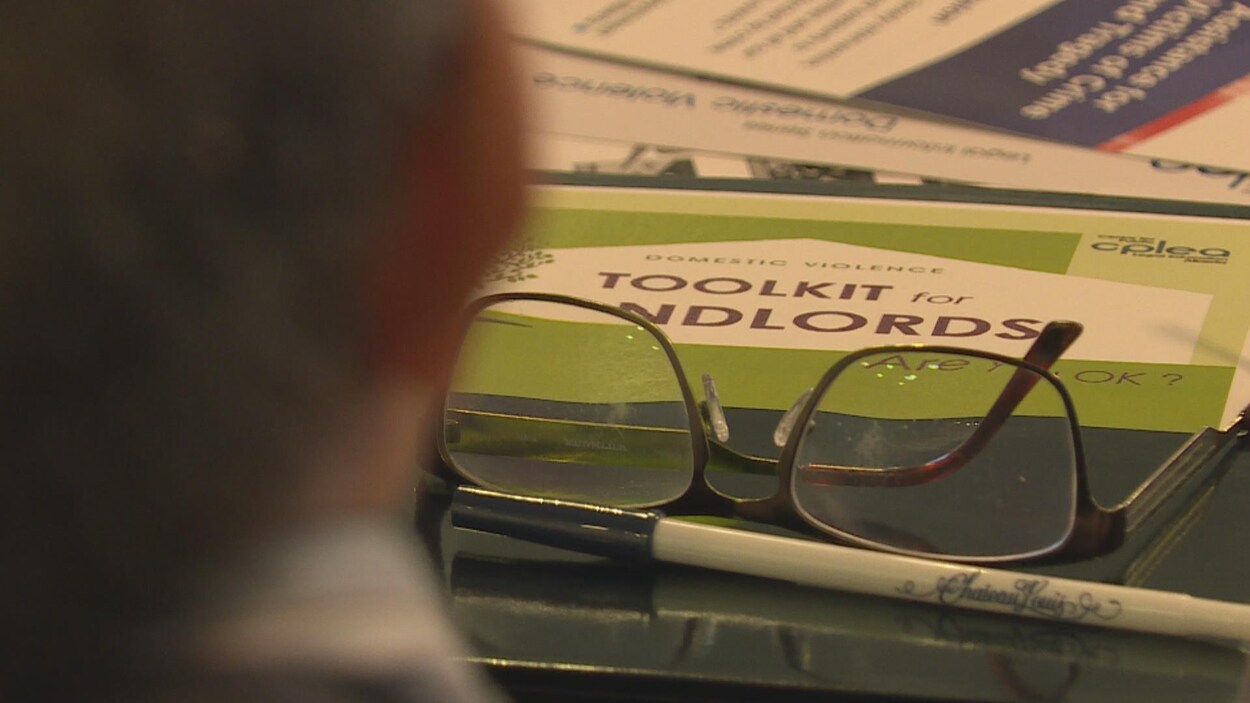 Un guide pour les propriétaires est posé sur une table lors d'un séminaire au centre de conférences Chateau Louis à Edmonton.