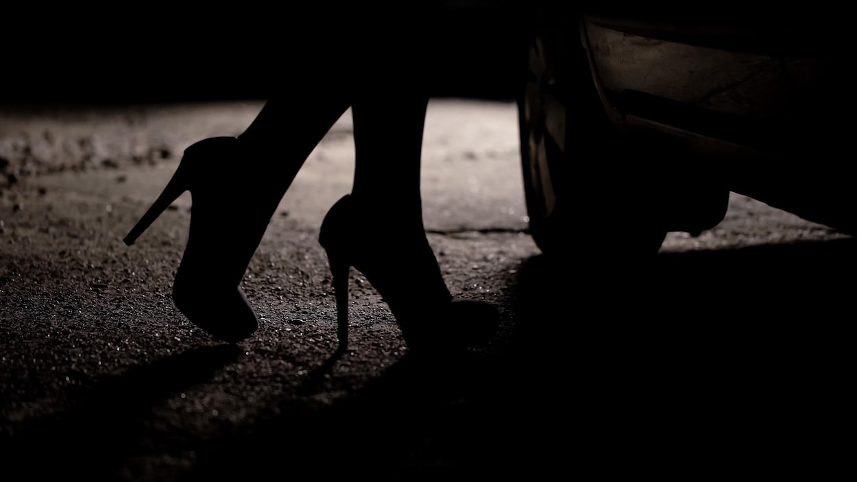 La silhouette d'une femme qui porte des talons hauts.