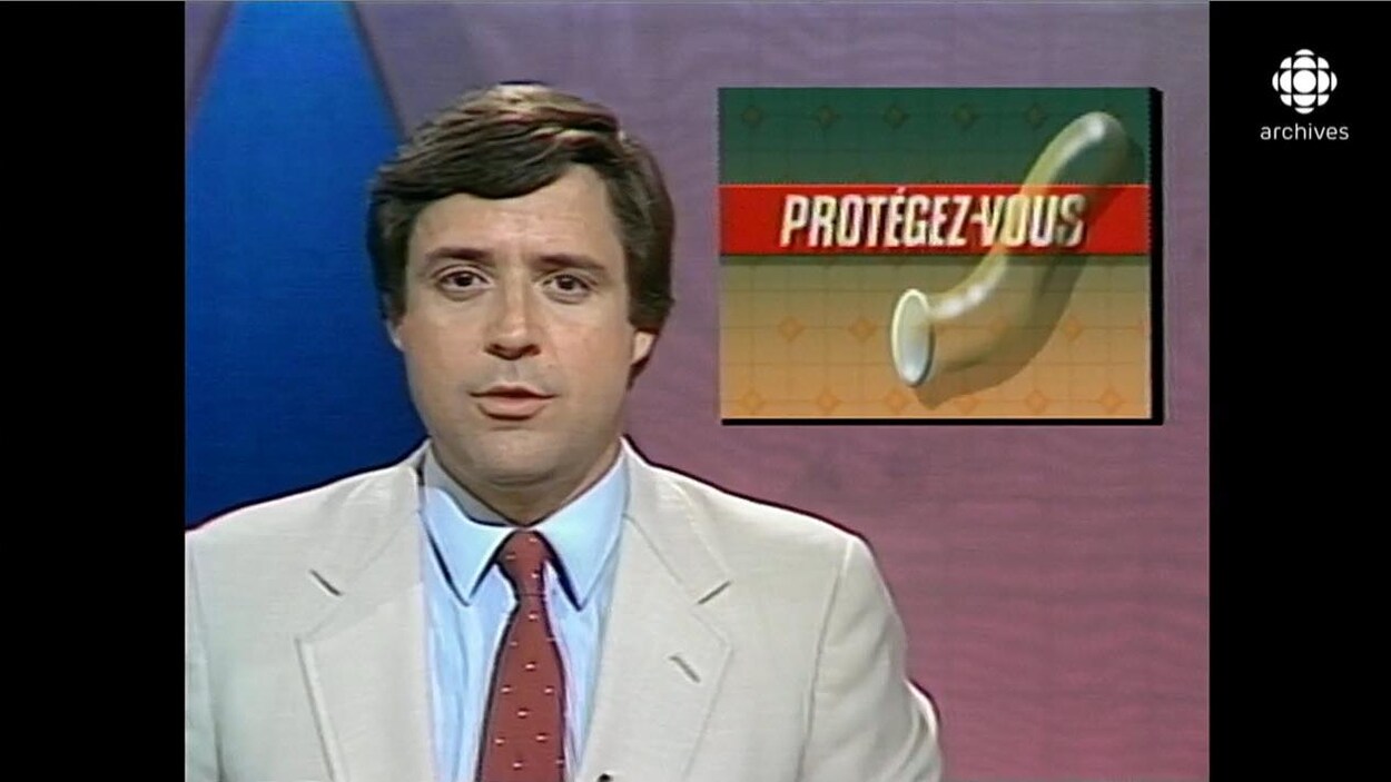 Charles Tisseyre présentant un bulletin de nouvelles. L'image de la mortaise est un condom avec le titre Protégez-vous. Charles Tisseyre présentant un bulletin de nouvelles. L'image de la mortaise est un condom avec le titre Protégez-vous.
