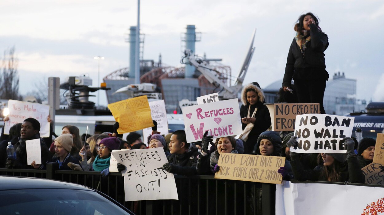 Des manifestants se sont rassemblés le 29 janvier devant l'aéroport international John F. Kennedy, de New York, afin de protester contre les décrets anti-immigration du président des États-Unis, Donald Trump.