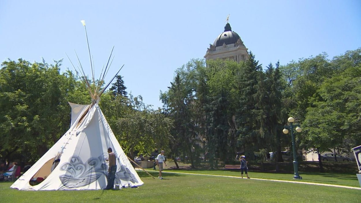Un tipi est érigé devant le Palais législatif à Winnipeg. Un tipi est érigé devant le Palais législatif à Winnipeg.