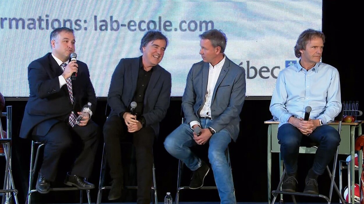 Le ministre Proulx en compagnie de MM. Thibault, Larrivée et Lavoie devant un écran géant. Le ministre Proulx en compagnie de MM. Thibault, Larrivée et Lavoie devant un écran géant.