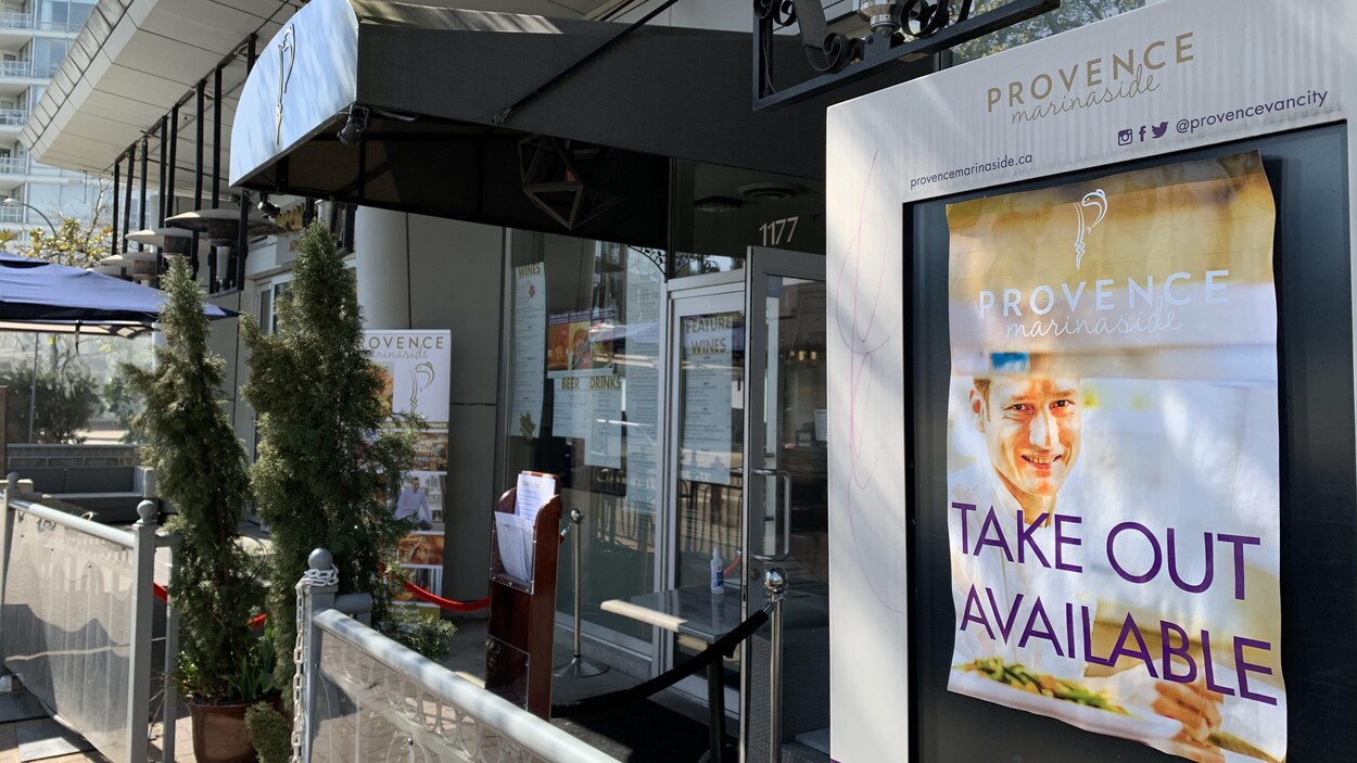 Une affiche devant le restaurant Provence Marinaside qui indique qu'il est possible de commander des plats à emporter.