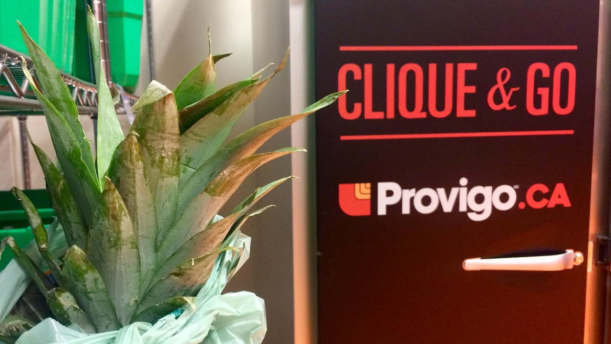 Un réfrigérateur du supermarché Provigo qui fait la promotion du nouveau service Clique & Go. Un réfrigérateur du supermarché Provigo qui fait la promotion du nouveau service Clique & Go.