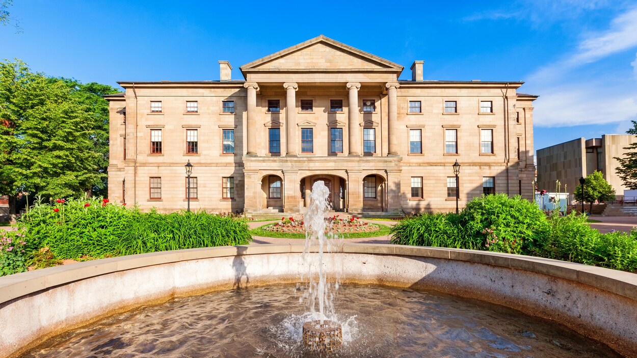 Fontaine et bâtiment de l'Assemblée législative de l'Île-du-Prince-Édouard en été.