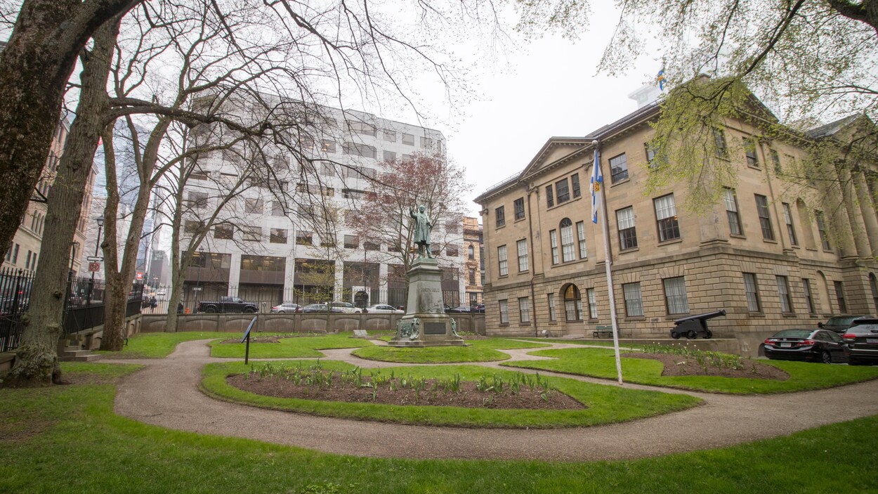 Province House, avec une statue et le drapeau néo-écossais devant.