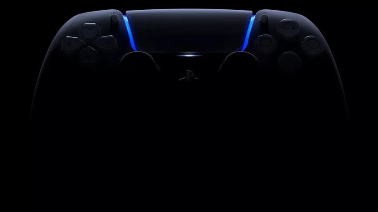 Une manette de PlayStation 5, dans le noir.