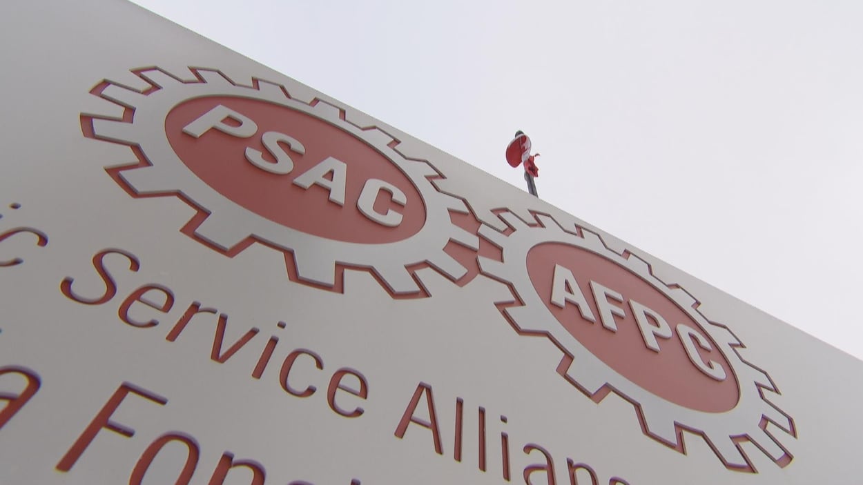 Une affiche extérieure comporte le logo de l'Alliance.